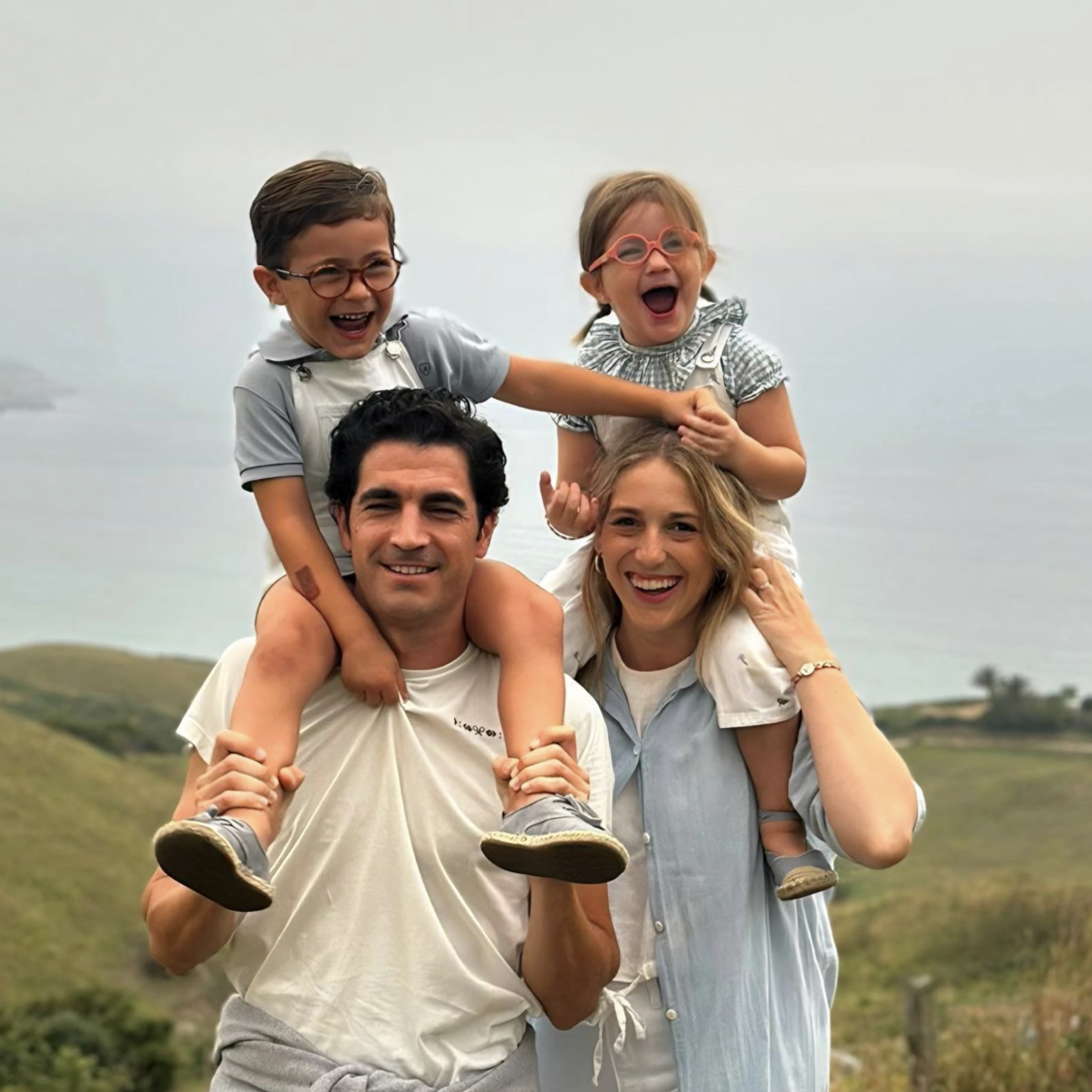 Familia joven abrazada al aire libre