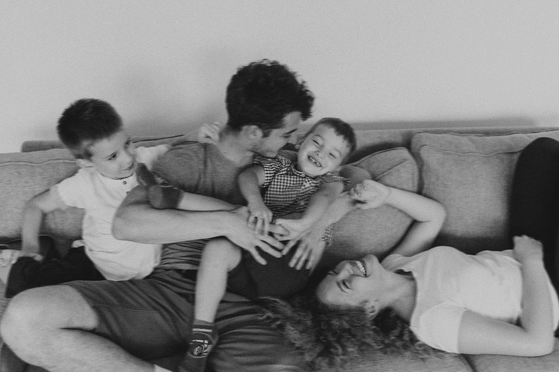 Familia en casa compartiendo un momento de alegría